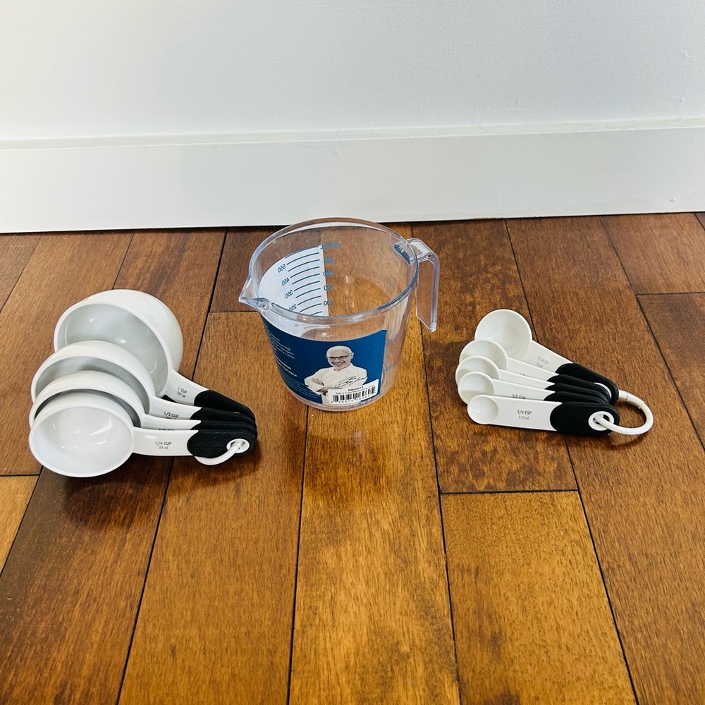 Black and White Measuring Cups and Clear Measuring Jug Set